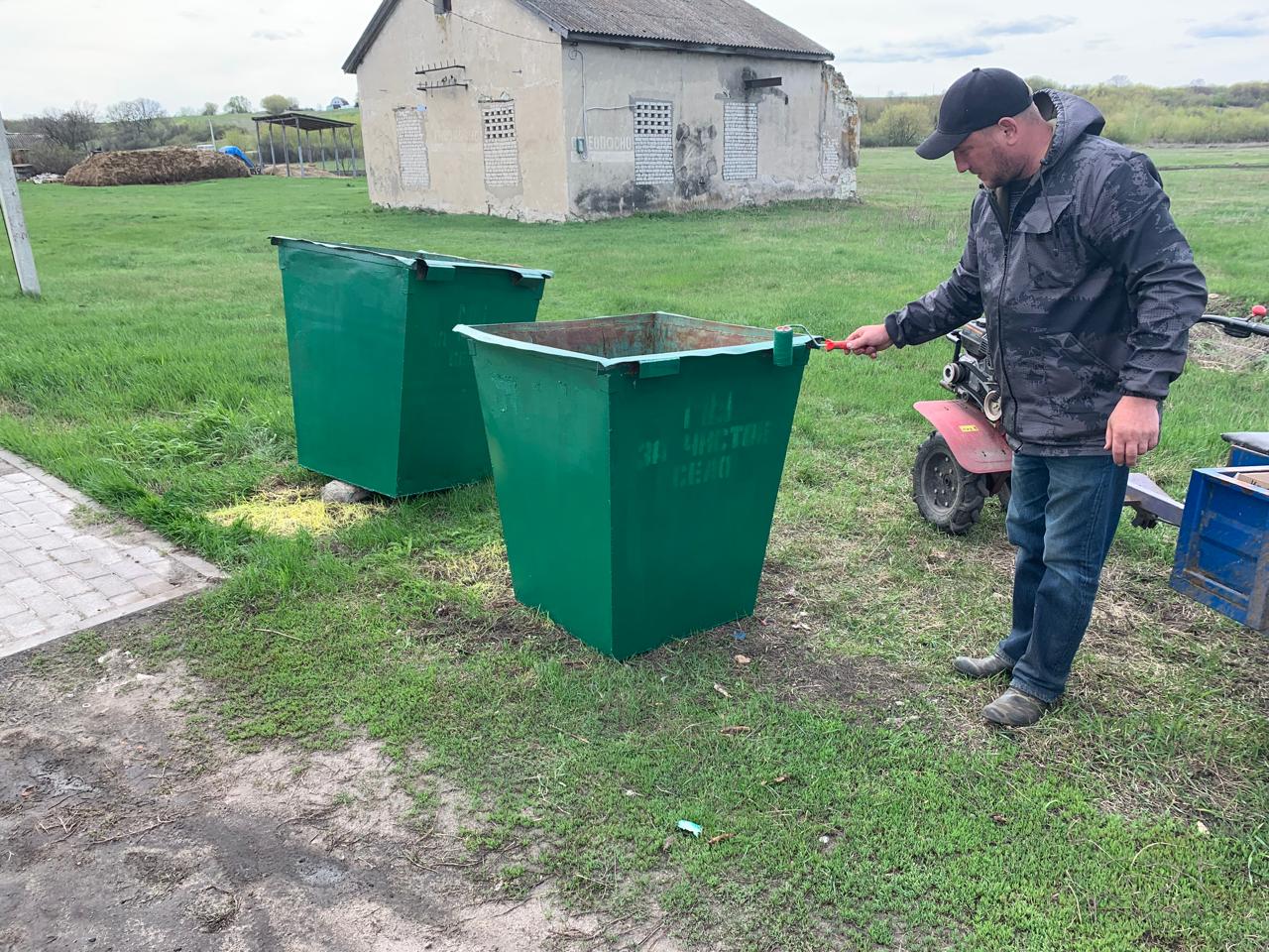 В рамках месячника по благоустройству и санитарной очистке населенных пунктов.