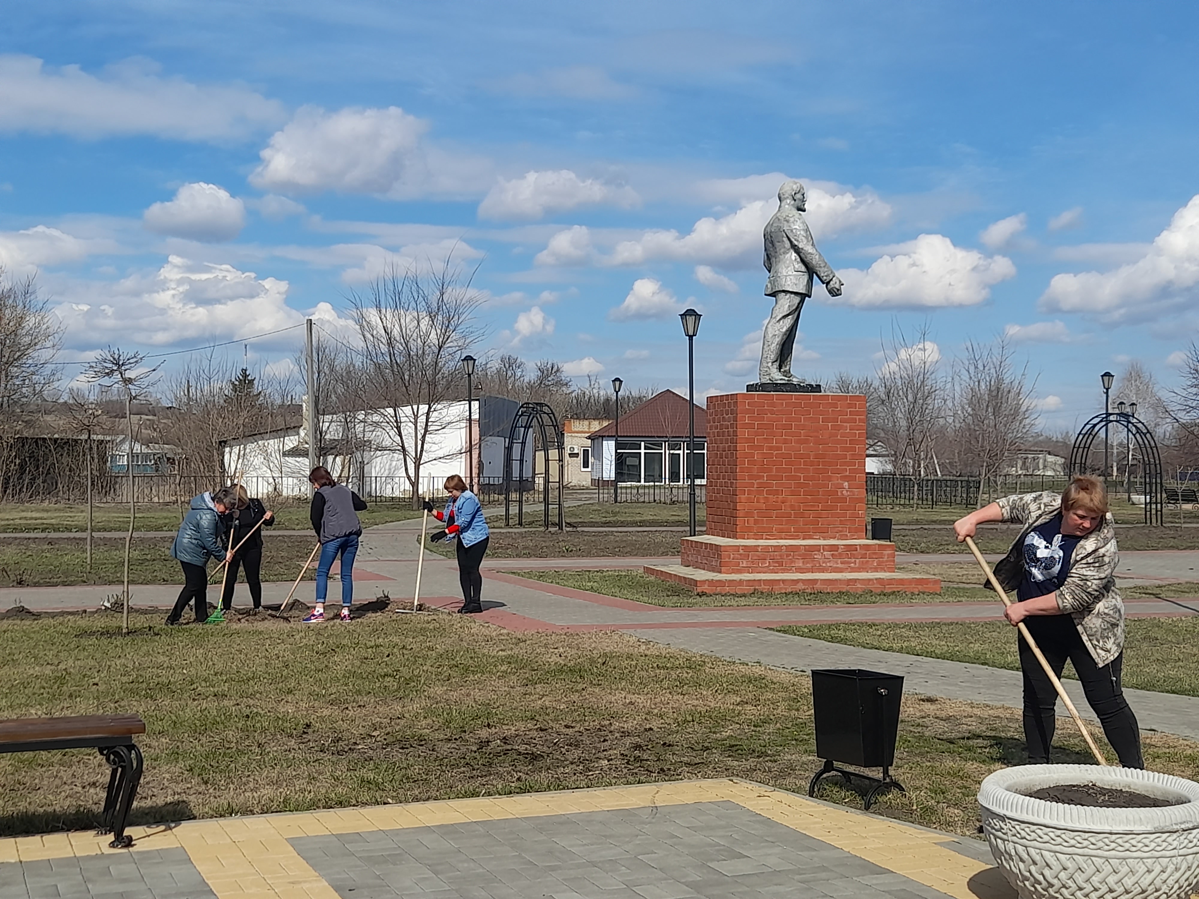 В рамках месячника по благоустройству продолжаются работы по благоустройству территорий.